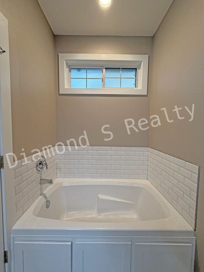Building Photo - Gorgeous 4 Bedroom Ozark House Coming Earl...