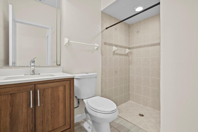 Building Photo - 2700 Creekside Dr