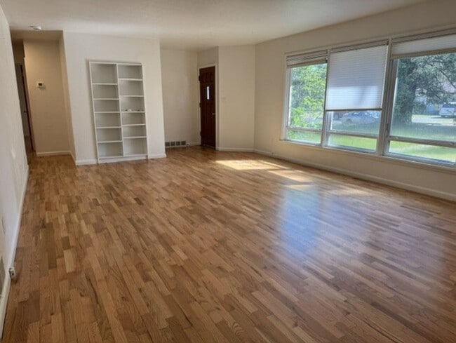 Building Photo - Single level home in Mid Town