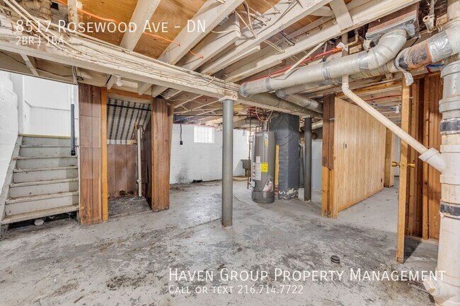 Building Photo - 8517 Rosewood Ave