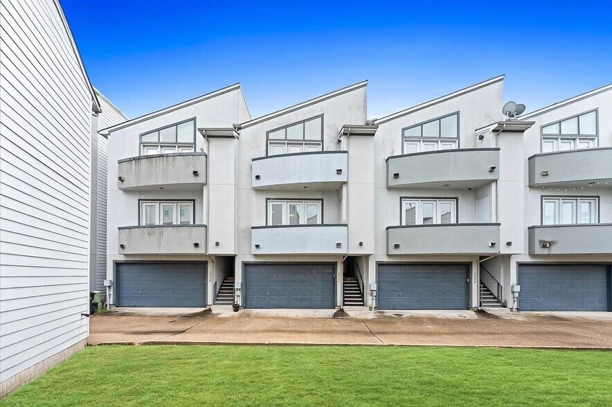 Building Photo - 2026 Tuam St