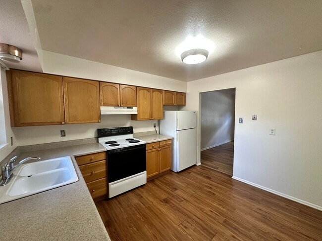 Building Photo - 3BR/2BA with parking, W/D, finished baseme...