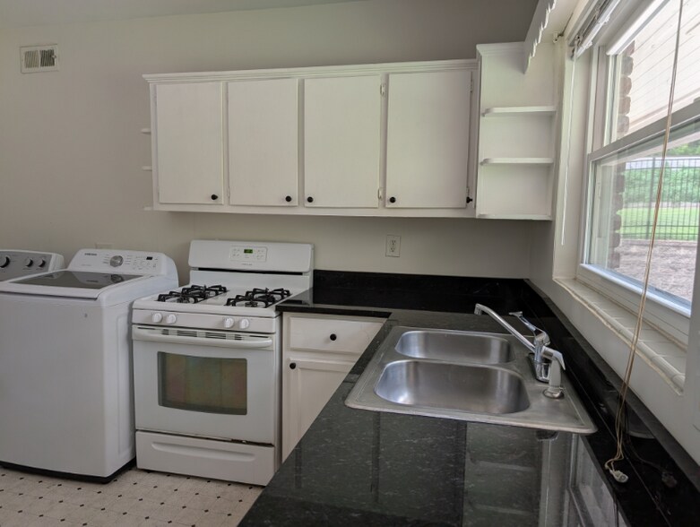 Building Photo - 2176 W Ponce de Leon Ave