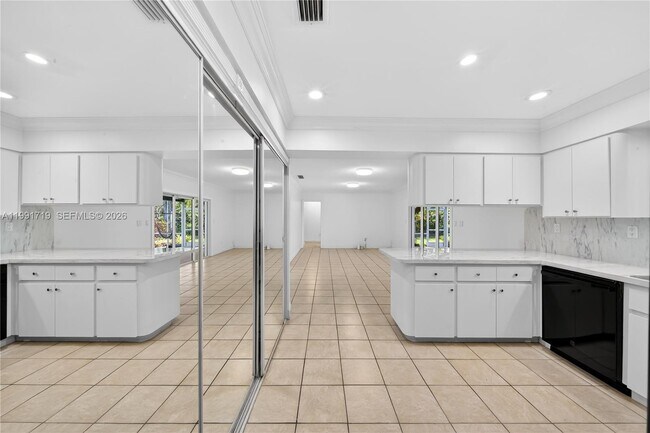 Building Photo - 10142 SW 79th Ave