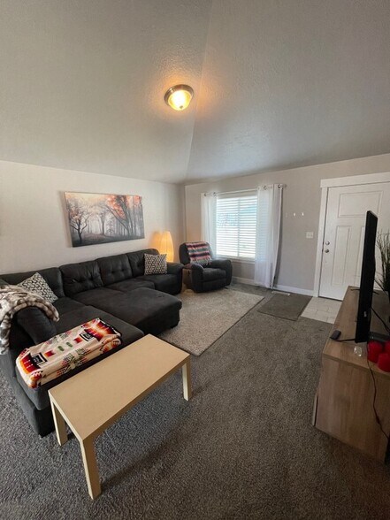 Building Photo - 1298 E Rachel Way