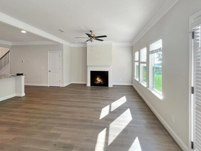 Building Photo - House 4 Beds 3.5 Baths