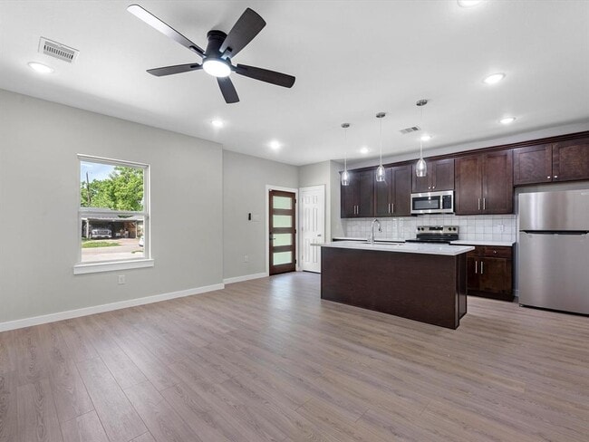 Building Photo - 5201 Kenilwood Dr