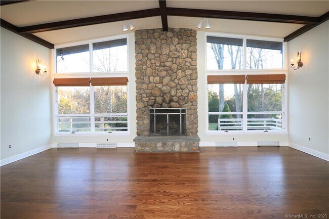 Building Photo - 950 Rock Rimmon Rd