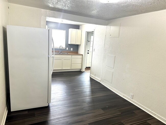 Building Photo - 1005 Avenue E 1/2