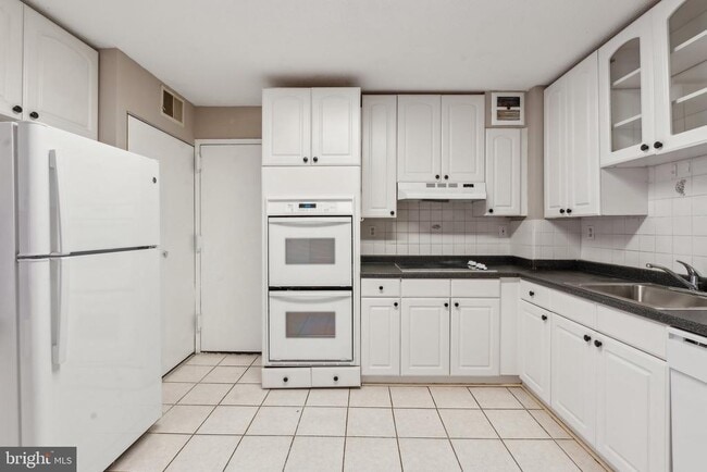 Building Photo - 8340 Greensboro Dr