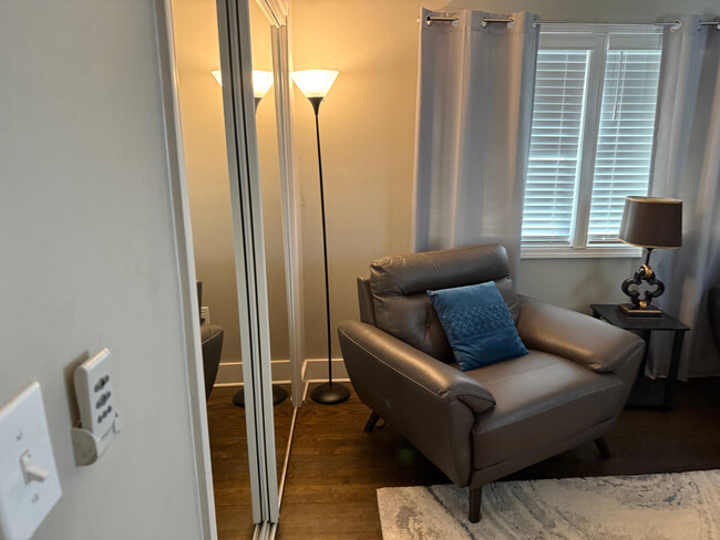 Building Photo - Room in House on Edgewater Dr SW