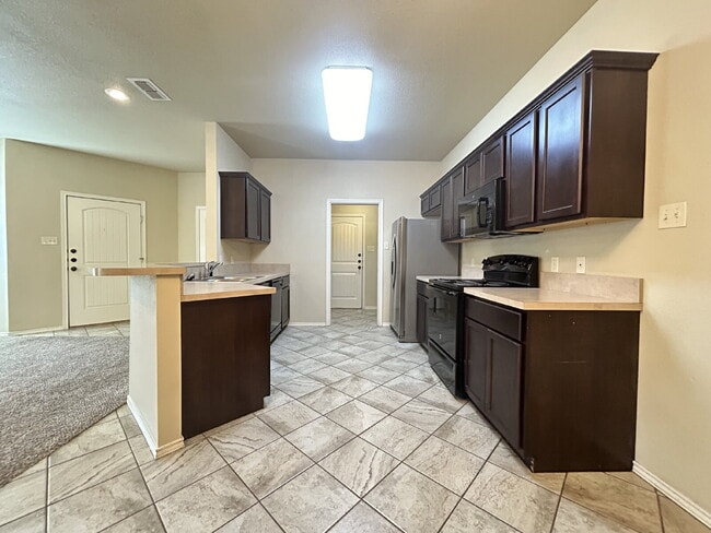 Building Photo - Duplex Located Just Off S. Loop Convenient...