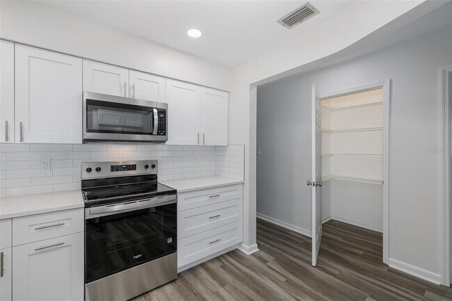 Building Photo - 211 Timberlane Dr