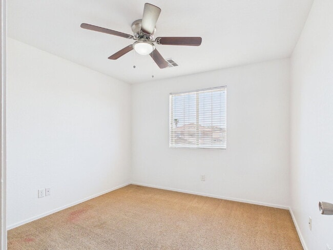 Building Photo - Spacious Heartland Ranch Beauty
