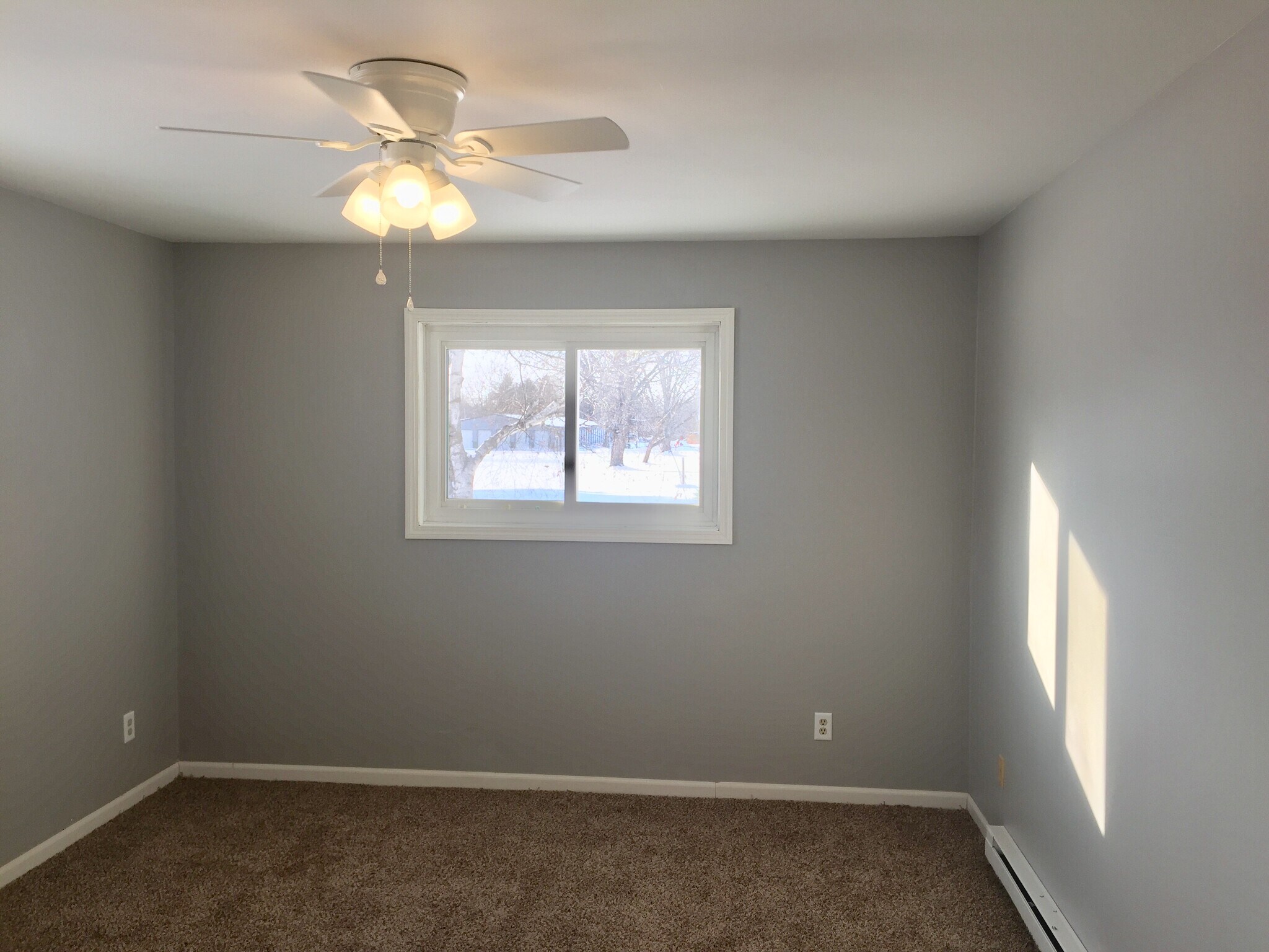 Building Photo - 329 E Green Meadow Dr