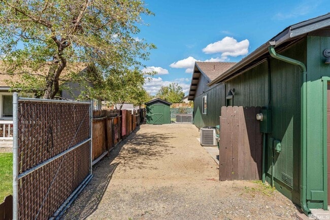 Building Photo - Rare 2016 sf home | 4 bedrooms w/ 2 primary suites and 3 bathrooms