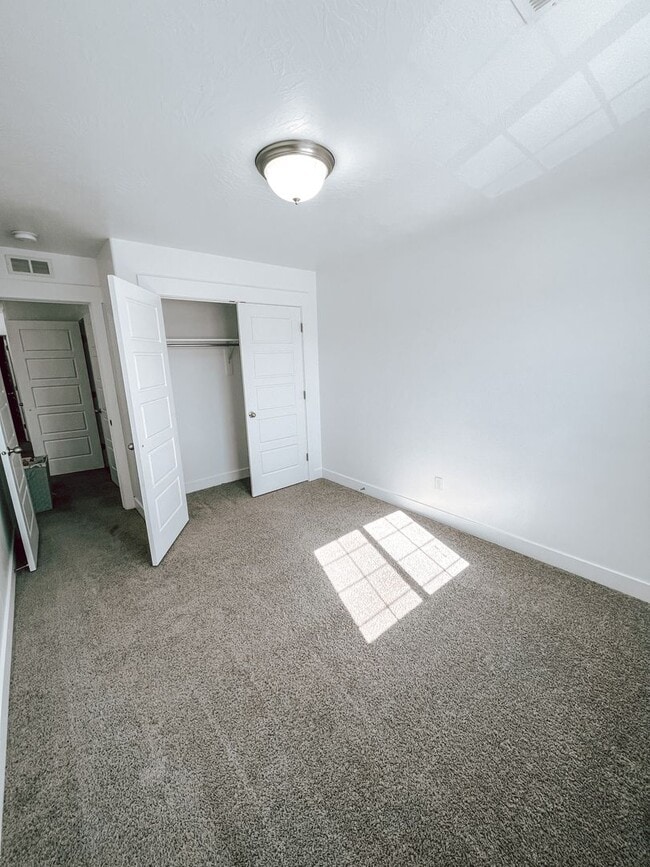 Building Photo - Stylish Corner Townhome