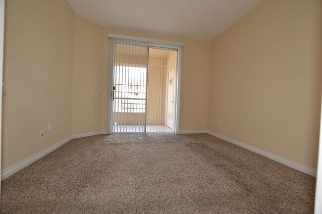 Building Photo - Meridian - Unfurnished 2 Bdrm / 2 Ba Condo - 1 1/2 Blocks off the Strip