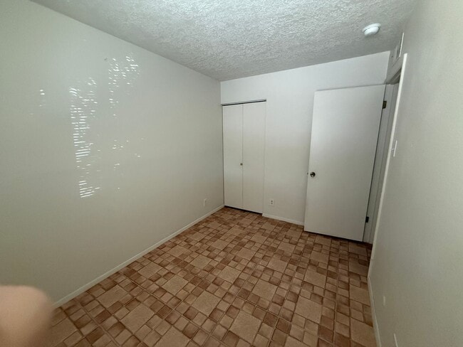Building Photo - 2 Bedroom 1 Bathroom Townhouse in North Valley!  Refrigerated air! Ground Floor!