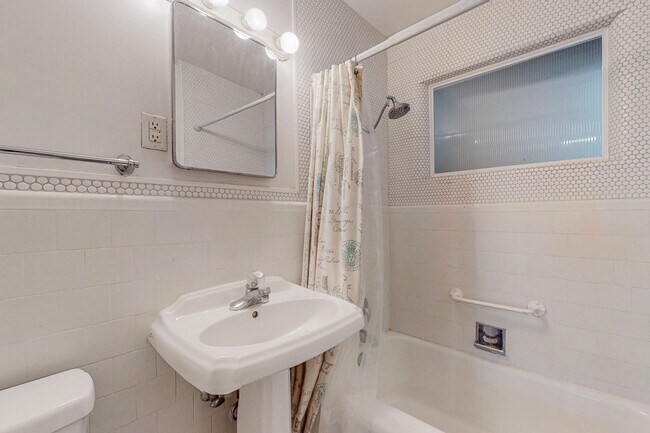 Building Photo - 1716 Bryn Mawr Dr NE