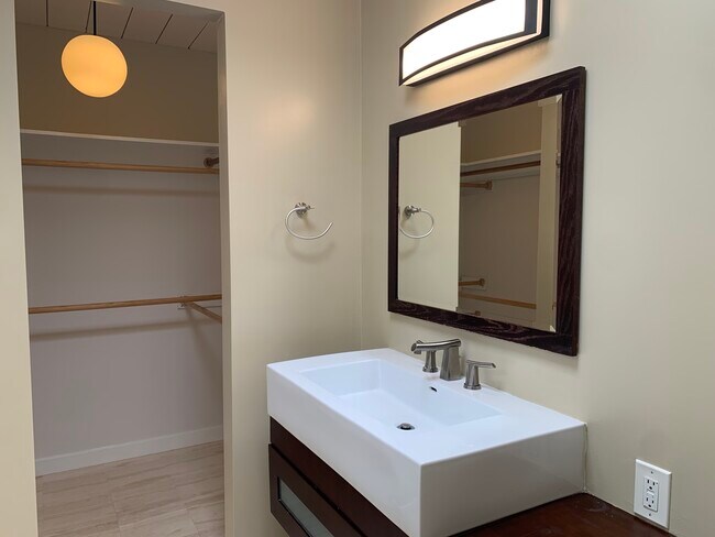 Building Photo - 5559 Greenridge Rd