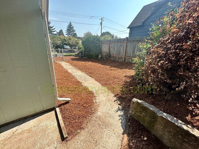 Building Photo - 2- Bedroom, 1.5-Bathroom House in Concordi...