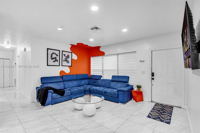 Building Photo - 695 NE 160th St