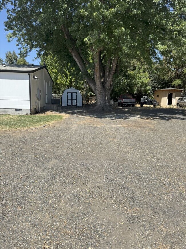 Building Photo - Large Echo home for rent