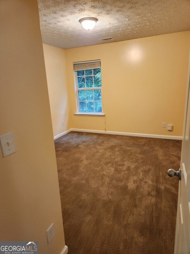 Building Photo - 2135 Pineview Trail