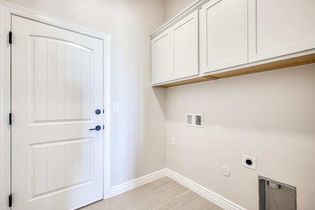 Building Photo - Beautiful East side House 4 bed-2.5 baths, part of The Club that includes Swimming Pool, Gym, Ten...