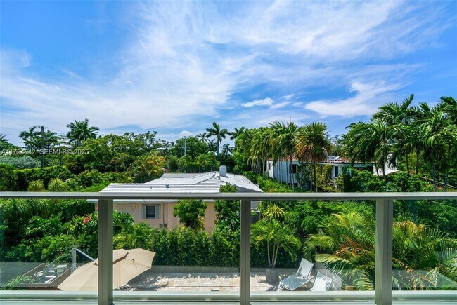 Building Photo - 1201 W 47th St