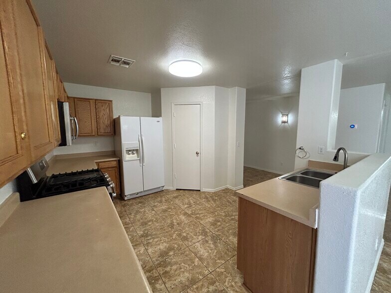 Building Photo - 7399 W Solano Dr S