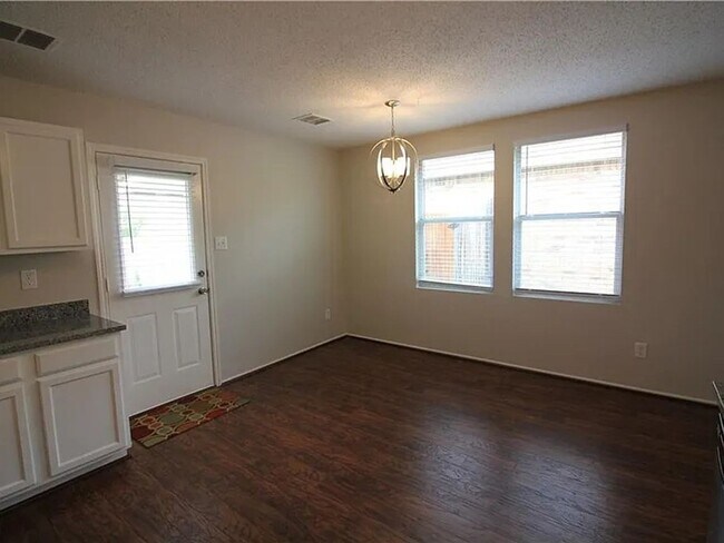 Building Photo - 3 Bedroom 2 bath home!