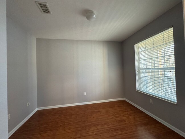 Building Photo - 3 Bedroom 2 Bath Condo In Ventura At Stone...