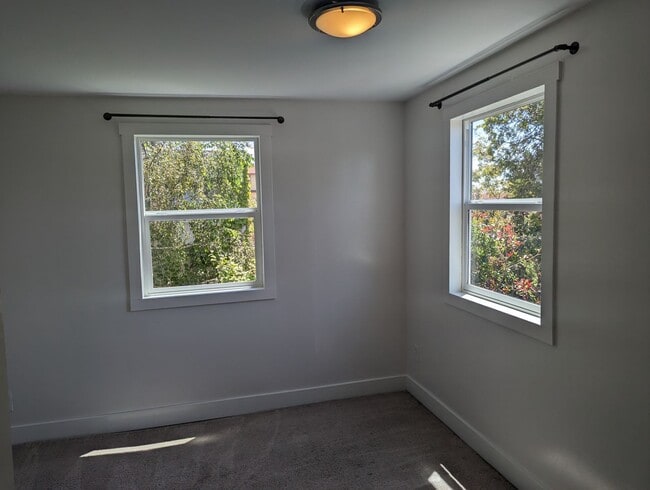 Building Photo - COMING SOON-A sunny top floor flat, 3 bedrooms, 2 bathrooms, living room and large kitchen with p...