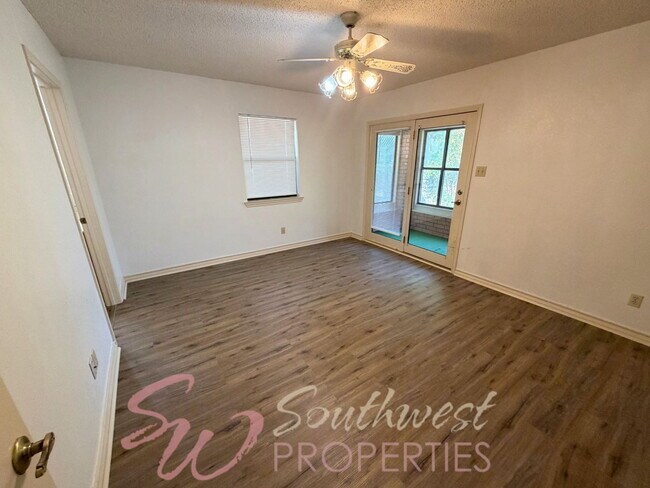Building Photo - 2 bedroom 2 bath well maintained home close to city park!