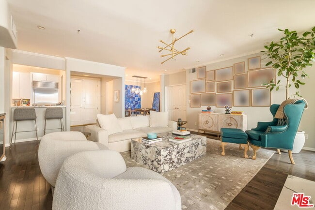 Building Photo - 930 N Doheny Dr