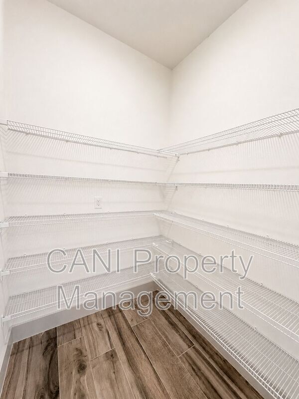 Building Photo - 724 Ellwood Ave