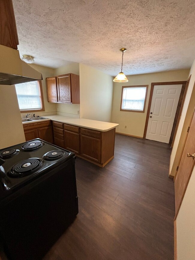 Building Photo - Updated 3 bed/1 bath home! With a 1 car ga...