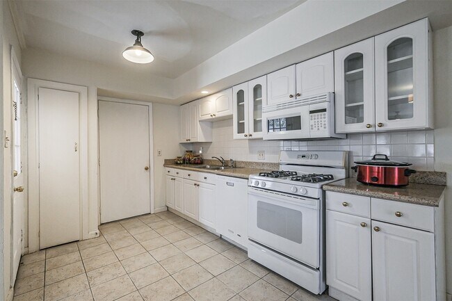 Building Photo - 2601 Briarhurst Dr