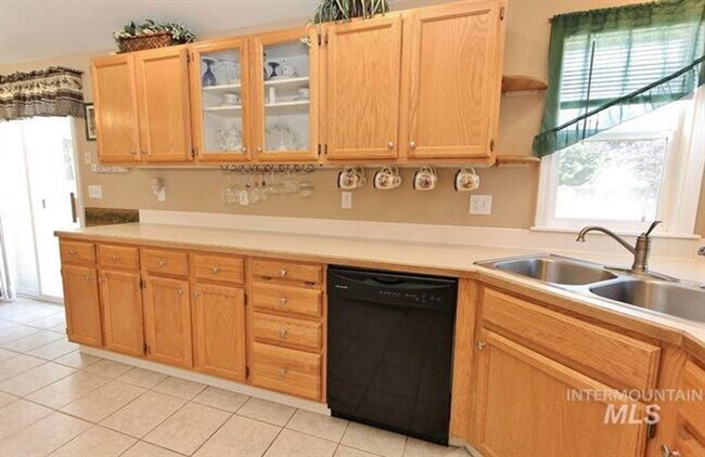 Building Photo - 3 Bedroom 2 Bath Home on 1/4 Acre Available 1/6/2026