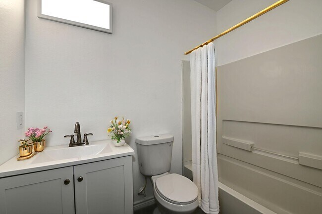 Building Photo - 5 bed | 3 bath | Corner lot | Fully remodeled!!!