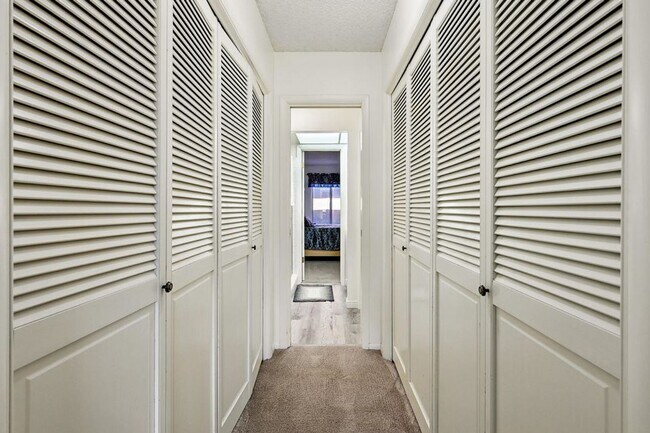 Building Photo - Charming Townhome