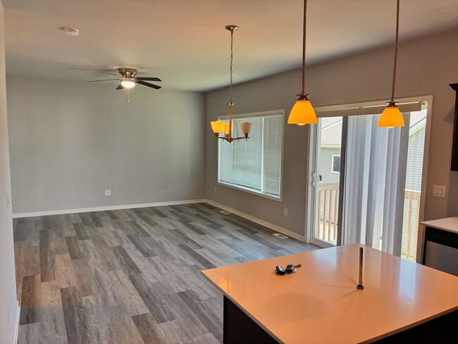 Building Photo - Spacious 3BR 2.5ba house in Urbandale, available NOW!