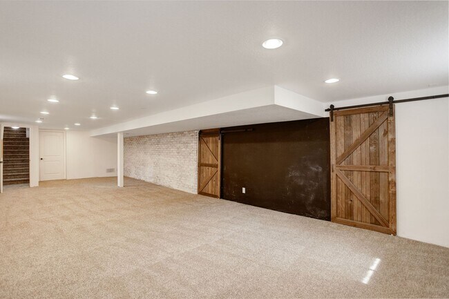 Building Photo - 4 Bed | 2 Bath | Spacious Backyard | Prime...