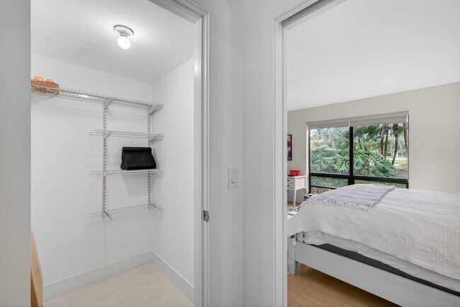 Building Photo - 611 Brackenwood Cove