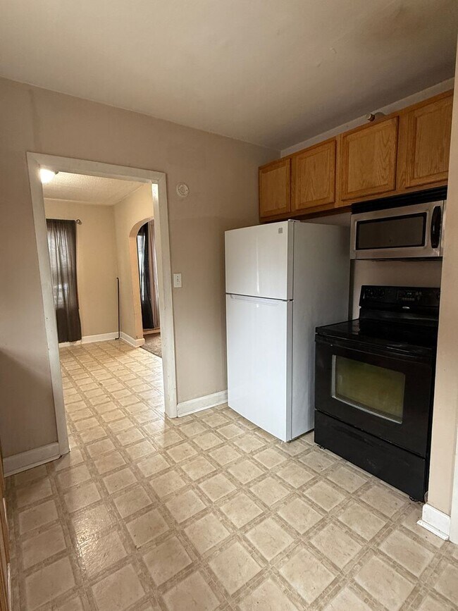 Building Photo - 3+ Bedroom 1.5 Bath / Single Family Home