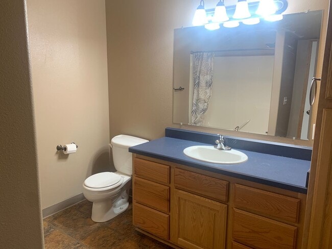 Building Photo - 5 Bedroom 3 Bathroom Home In Briarwood