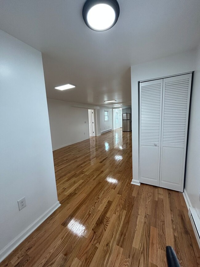 Building Photo - Newly Renovated 5 Bedroom 2 Bathroom Singl...