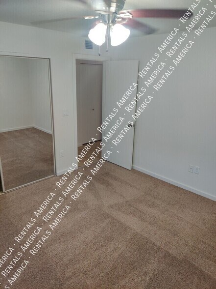 Building Photo - 1014 E Spence Ave